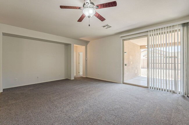 Building Photo - 3 Bed 2 Bath - New Kitchen Appliances\Carp...