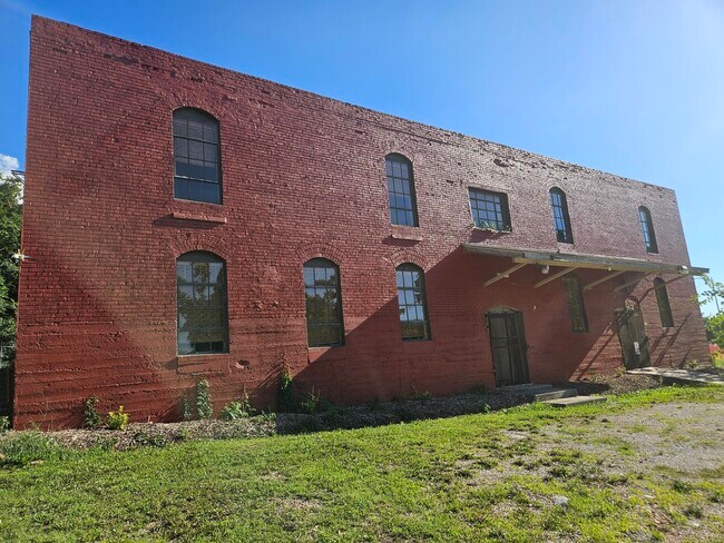 Building Photo - 1303 W College St
