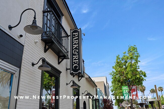 Building Photo - Recently Renovated University Heights 2 Bed 1 Bath with 2 off-street parking spaces! Pet OK!