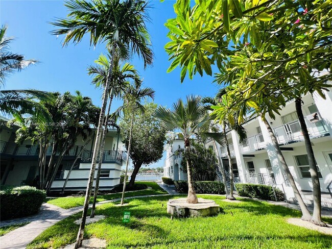 Building Photo - 950 Bay Dr