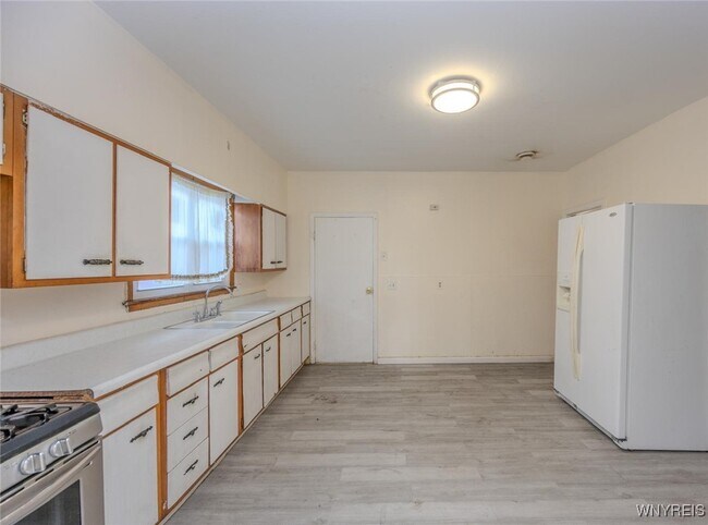 Building Photo - 62 Sweet Ave