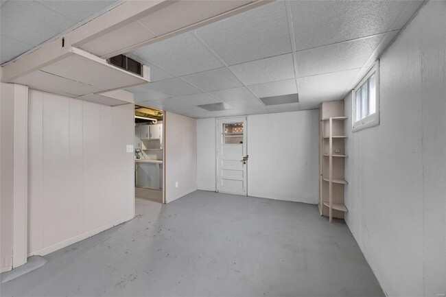 Building Photo - 9537 Chester Ave
