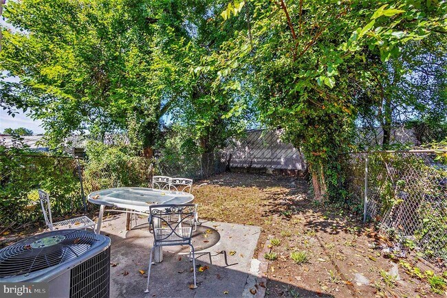 Building Photo - 129 E Phil Ellena St