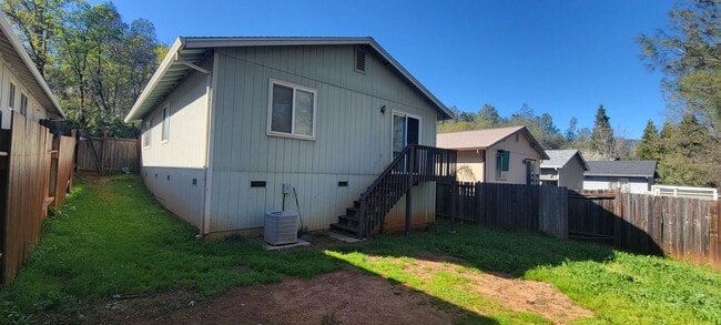 Building Photo - Great Shasta Lake Home in Country Setting, New LVP Flooring