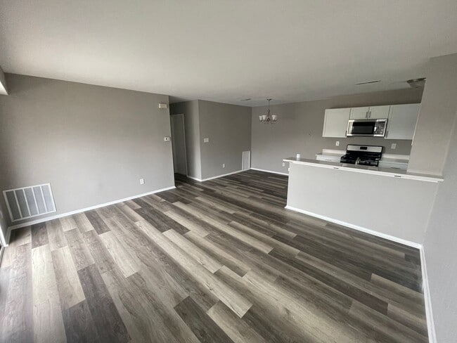 Building Photo - Renovated Condo in Edgewood with Garage!