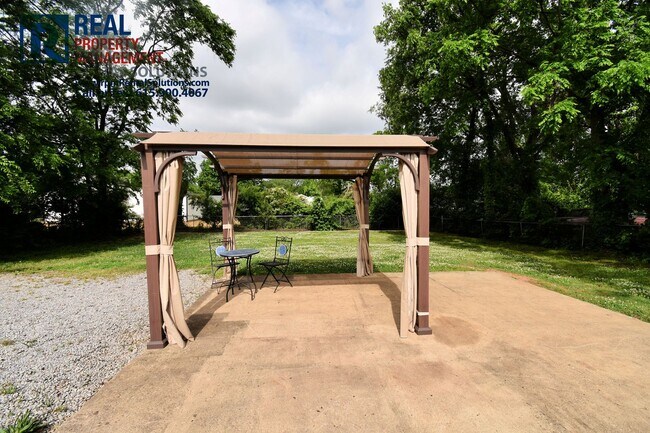 Building Photo - Adorable fenced in 3 bd 2 ba home in Murfr...
