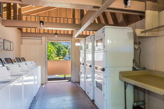 Building Photo - Two Bedroom Makaha Valley Plantation