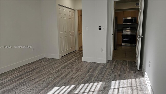 Building Photo - 8040 N Nob Hill Rd