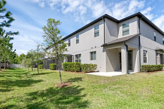 Building Photo - Spacious, Nearly New and Gated 3/2.5/2 Plu...