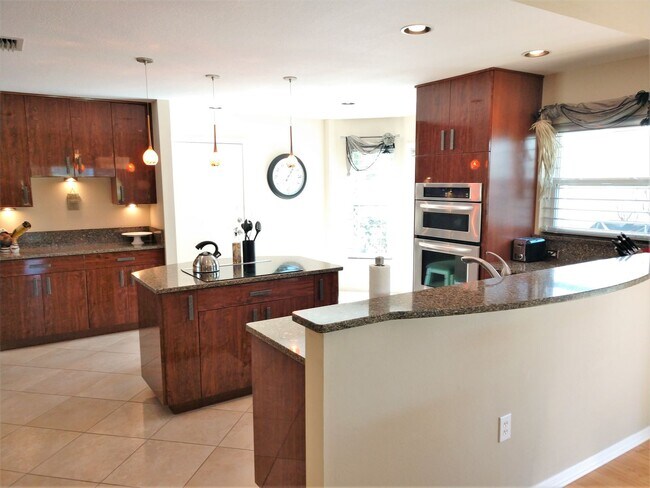 Building Photo - 540 Clubside Cir