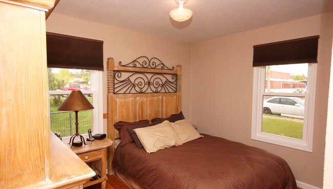 Building Photo - 2 BEDROOM | 1 BATH | WEST SIDE HOME | SING...