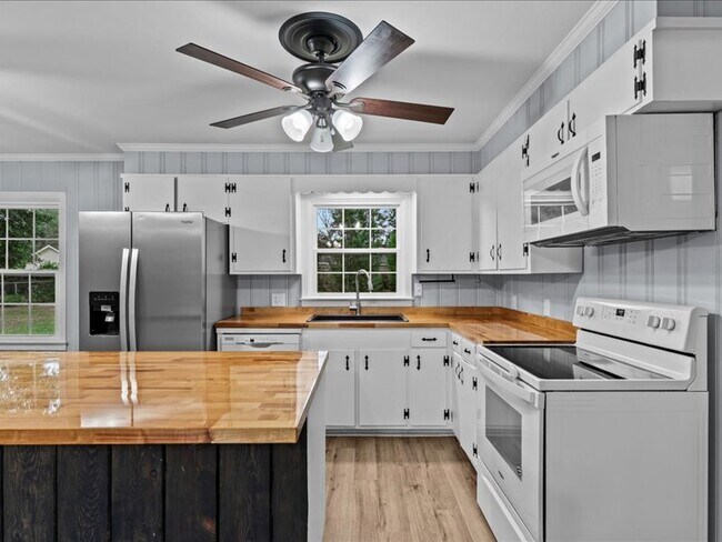 Building Photo - 302 Cedar Dr