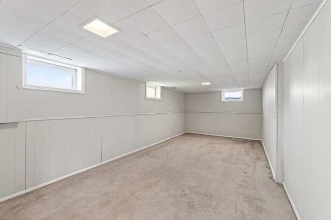 Building Photo - Great Location