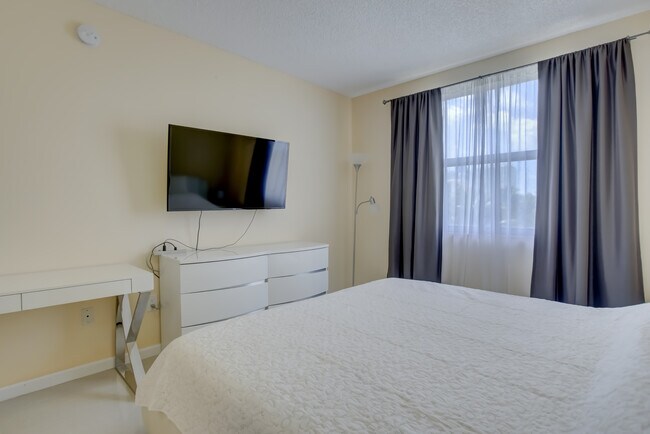 Building Photo - 17100 N Bay Rd