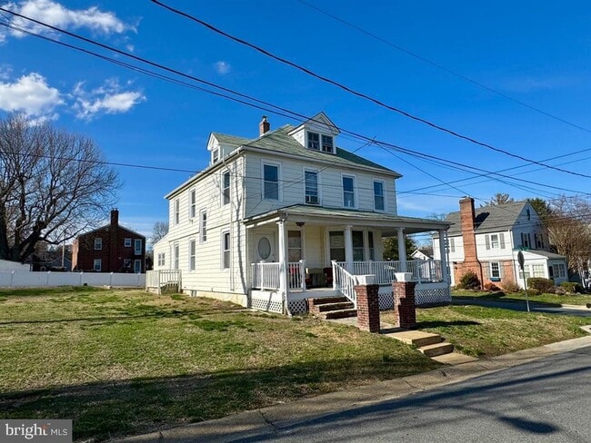 Building Photo - 1121 Rosedale Ave