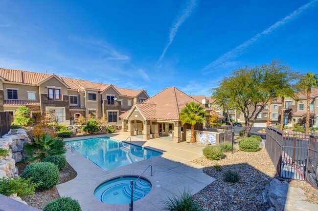 Building Photo - Gorgeous 3 bedroom 2.5 bathroom Townhome conveniently located in the heart of Henderson.