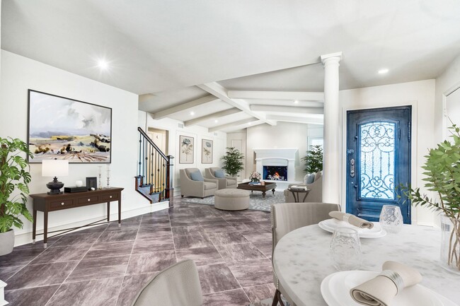 Building Photo - Charming Custom Duplex in Prestigious Pres...