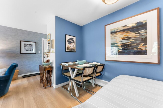 Building Photo - Beautifully Updated & Furnished 1 Bedroom in Lake Front Complex!