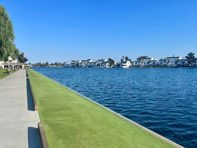 Building Photo - 1208 Admiralty Ln