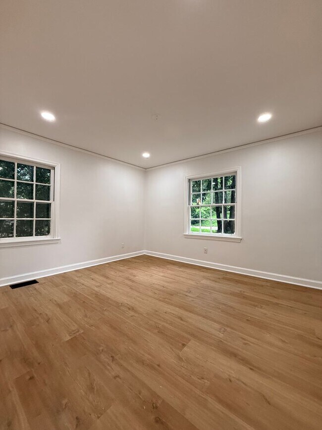 Building Photo - Completely renovated 5-bedroom, 3-bathroom home in the highly desirable Dalraida