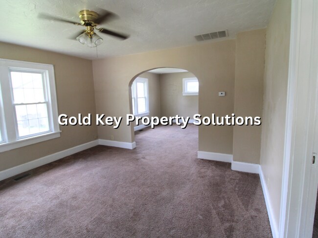 Building Photo - Cute and Cozy 1 BR 1 BA House with Garage (NO SECTION 8)