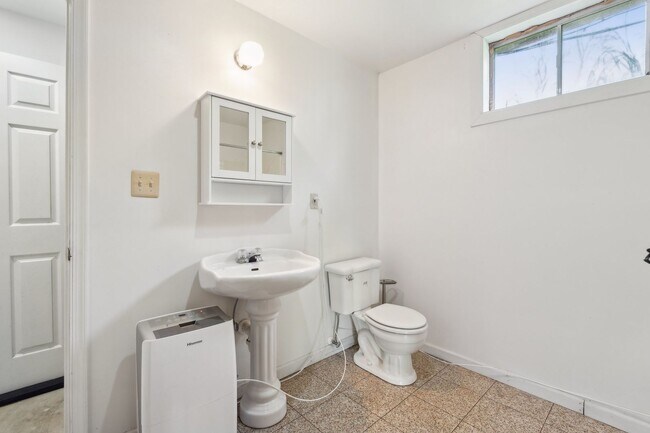 Building Photo - Charming One-Level Home Nestled Among Matu...
