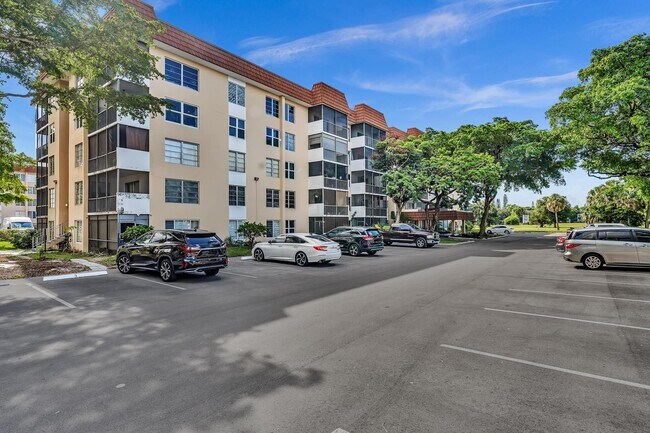Building Photo - 4158 Inverrary Dr