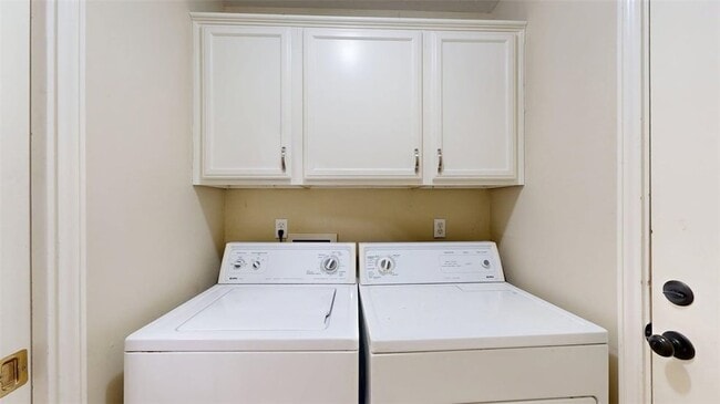 Building Photo - 2415 Carnation Ct
