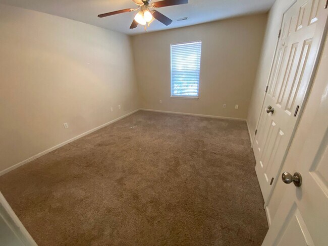 Building Photo - 3BR/2BA $1,800/MO - AVAILABLE 11/1/25