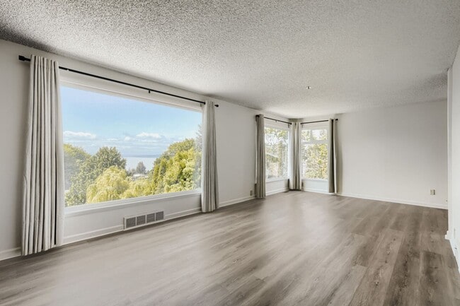 Building Photo - Recently Updated 3 Bed 2 Bath Seattle Home w/ Attached Garage!