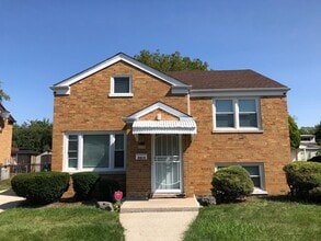 Building Photo - Fresh 3bed/2bath Home Close to Transportation Fenced Backyard