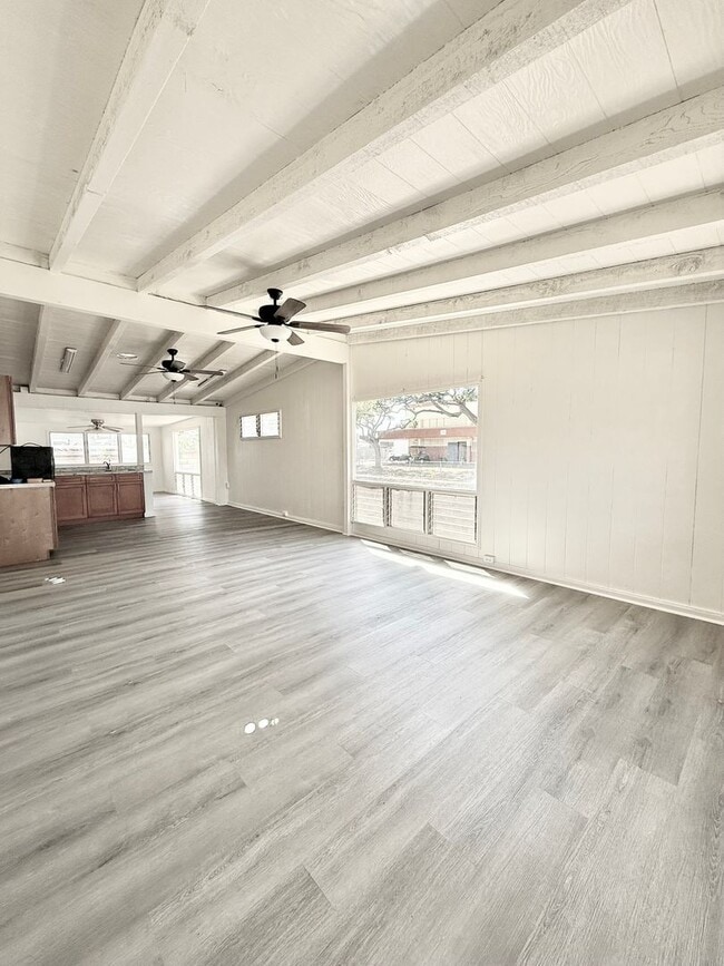 Building Photo - 3br/1ba/2pkg House with enclosed yard in E...