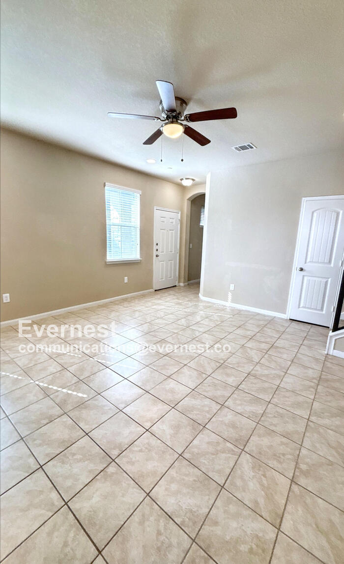 Building Photo - 2880 Donnell Dr