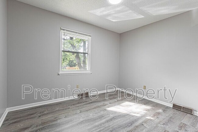 Building Photo - 1201 NE 9th St