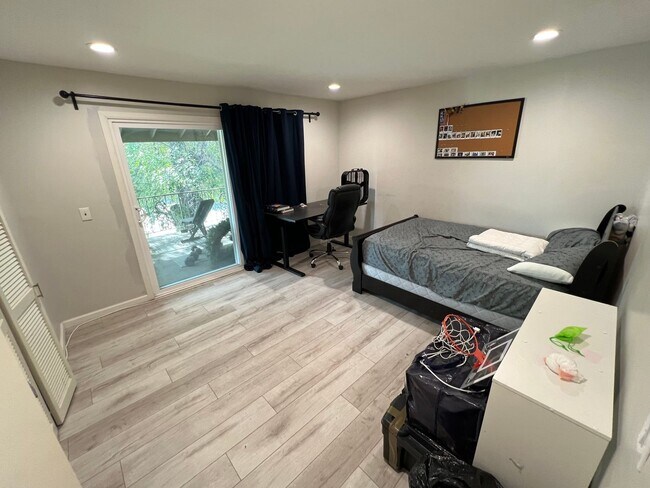 Building Photo - Beautifully Upgraded 5 Bed 4 Bath Orange Pool Home