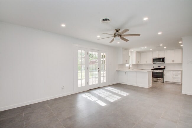 Building Photo - 8939 Rockhurst Dr