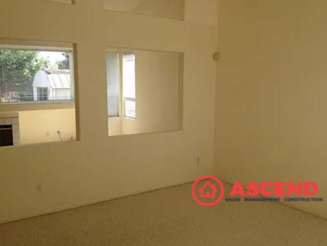 Building Photo - Beautiful 4 bedroom Two-Story Home!