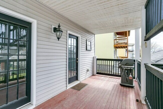 Building Photo - 77 Adams St