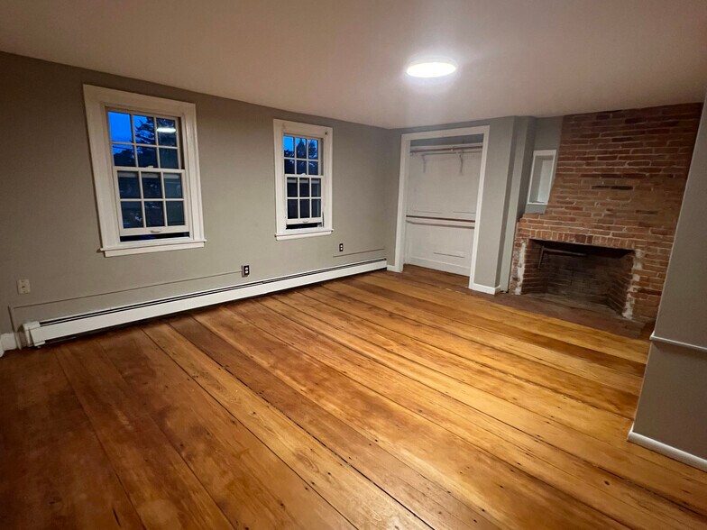 Large bedroom (16x17) with 2 closets and fireplace - 347 Elliot St