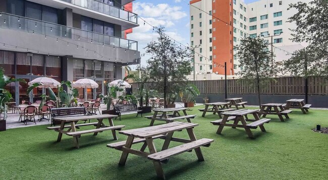 Building Photo - 404 NE 2nd Ave