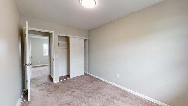 Building Photo - 3 Bedroom/1 bathroom renovated townhouse.