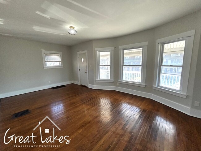 Building Photo - 892-894 Gladstone