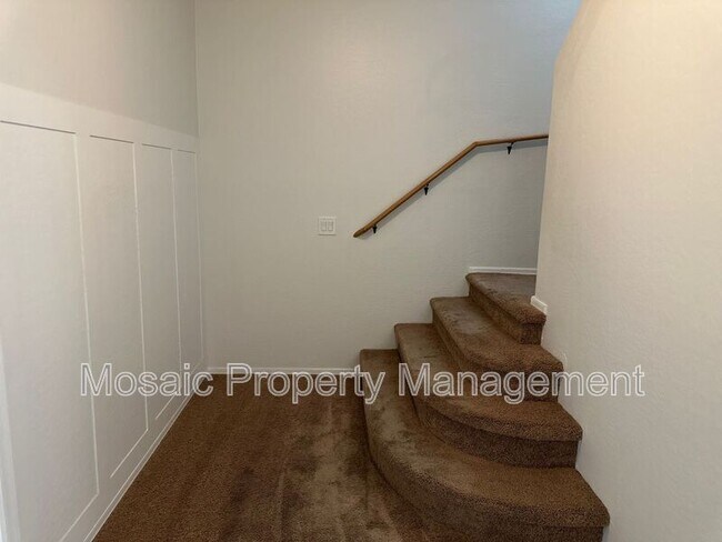 Building Photo - 957 S Almira Ave