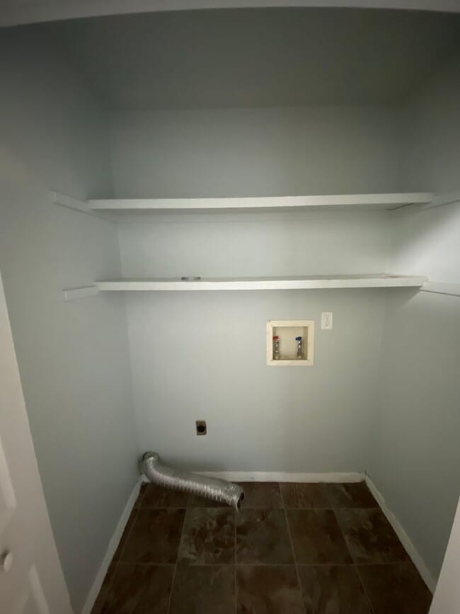 Building Photo - 3 bedroom 2 bathroom,  1 car garage, fence...