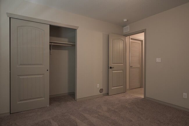 Building Photo - ELEGANT EASTSIDE PROPERTY