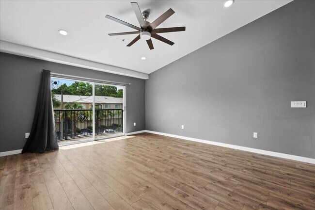 Building Photo - 800 Crestwood Ct S