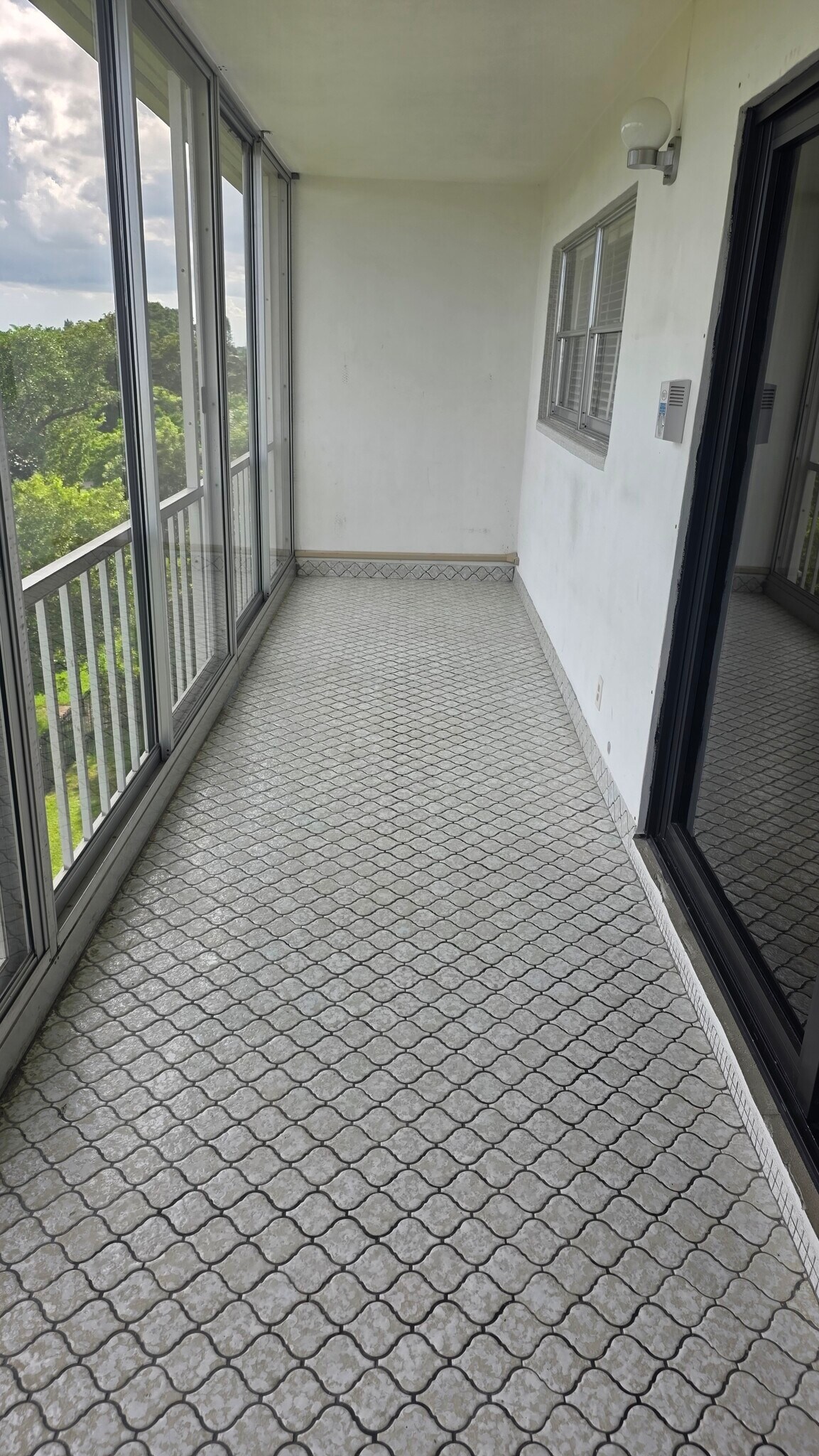 Building Photo - 950 Hillcrest Dr