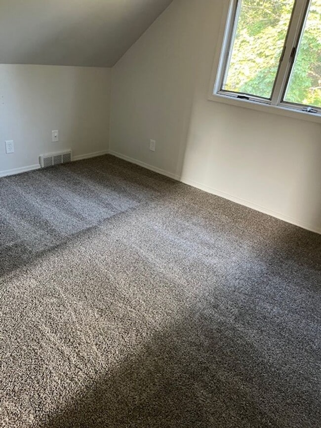 Building Photo - 3 Bedroom 2 Bathroom Single Family Home Av...