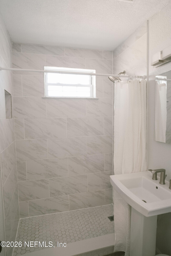 Building Photo - 212 Oak St