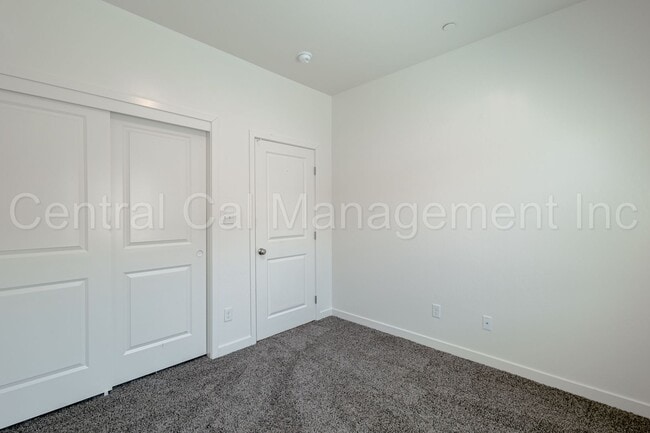 Building Photo - 4 bedroom 2 bath  Home in the Desired Sout...